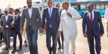 Ra’iisul Wasaare Xamsa Cabdi Barre oo manta dalka ku soo laabtay.