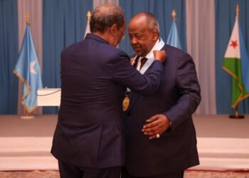 Madaxweyne Xasan Sheekh oo Billad Sharaf Qaran ku maamuusay Madaxweynaha Jabuuti