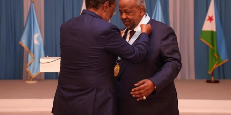 Madaxweyne Xasan Sheekh oo Billad Sharaf Qaran ku maamuusay Madaxweynaha Jabuuti