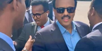Farmaajo oo ku soo laabtay Muqdisho xilli siyaasadda dalka ay kulushahay..
