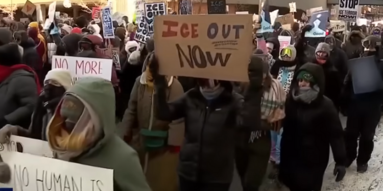 Reer Minnesota Oo Mudaaharaad Ku Dalbanaya In ICE Laga Saaro Gobolka