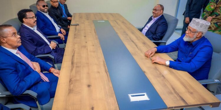 Farmaajo oo wada dadaallo lagu soo dhoweynayo Xasan Sheekh, Deni iyo Axmed Madoobe