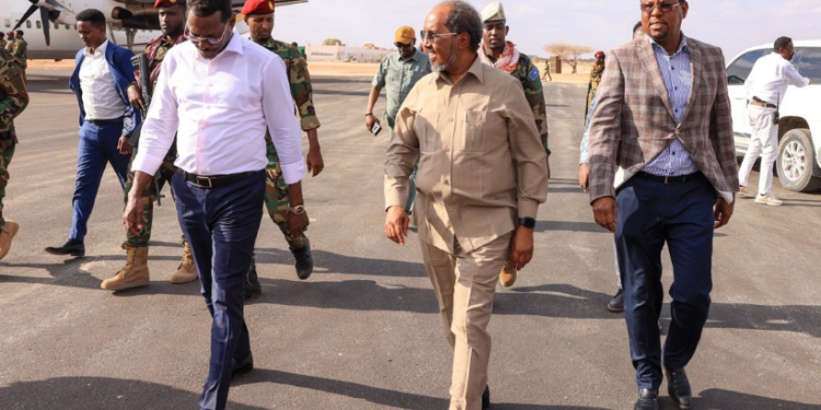 Madaxweyne Xasan Sheekh oo dalka dib ugu soo laabtay kaddib safarro shaqo