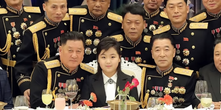 Hoggaamiyaha Kuuriyada Waqooyi, Kim Jong Un oo gabadhiisa ku wareejinaya xukunkadalka