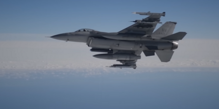 Diyaaradaha dagaalka F-16 oo dhoolatus ciidan kasameeyay Muqdisho.