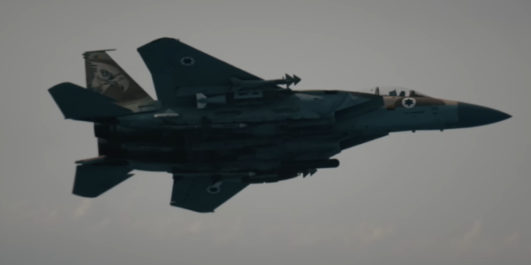 Diyaarado nooca F-15 ee Mareykanka aya ku burbureen gudaha dalka Kuwait