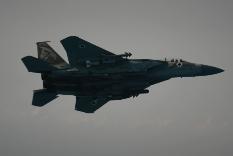 Diyaarado nooca F-15 ee Mareykanka aya ku burbureen gudaha dalka Kuwait