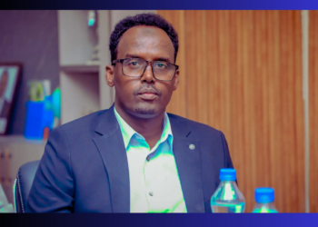 Wasiiru-dowlihii Wasaaradda Shaqada iyo Arrimaha Bulshada ee Soomaaliya oo is casilay