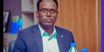 Wasiiru-dowlihii Wasaaradda Shaqada iyo Arrimaha Bulshada ee Soomaaliya oo is casilay