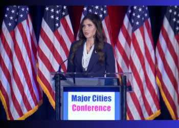 Trump oo Xilkii Ka Qaaday Xoghayihii Amniga Gudaha Kristi Noem