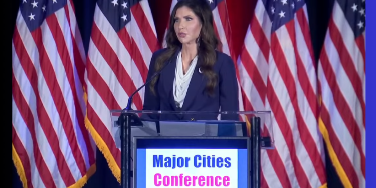 Trump oo Xilkii Ka Qaaday Xoghayihii Amniga Gudaha Kristi Noem