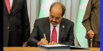 Madaxweyne Xasan Sheekh oo Saxiixay Dastuurka Cusub ee Soomaaliya