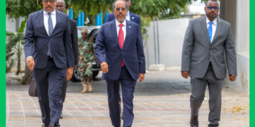 Madaxweyne Xasan Sheekh oo u safray Jabuuti si uu ula kulmo Ismaaciil Geelle