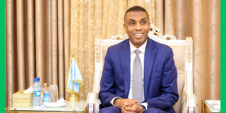 Ra’iisul Wasaara Xamza oo xilalkii ka qaaday wasiirro ka tirsanaa xukuumaddiisa