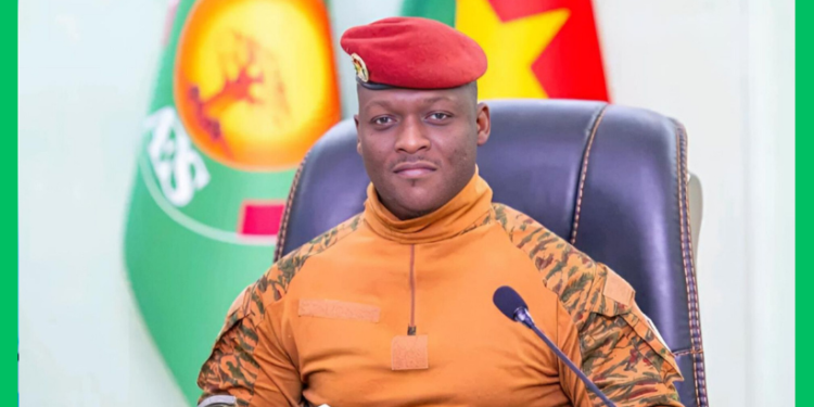 Hoggaamiyaha Burkina Faso oo diiday dimuqraadiyadda, hakiyay doorashooyin