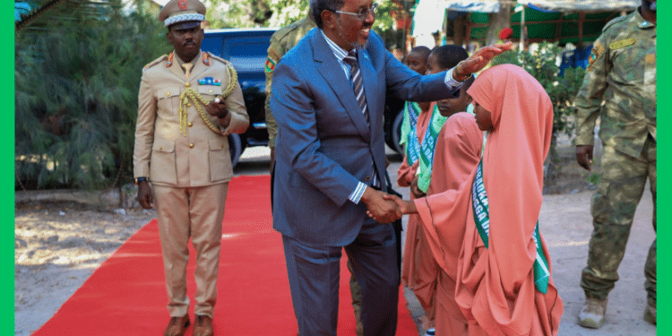 Madaxweyne Xasan Sheekh oo dhagax dhigay xarunta daryeelka agoonta ciidanka Soomaaliyeed