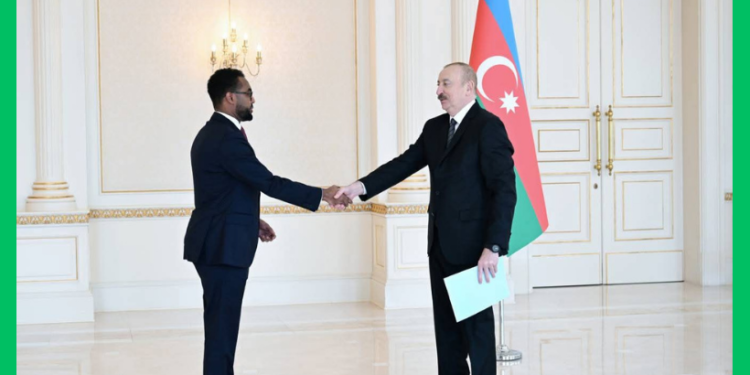 Safiirka Soomaaliya ee Azerbaijan oo gudbiyay waraaqihiisa aqoonsiga