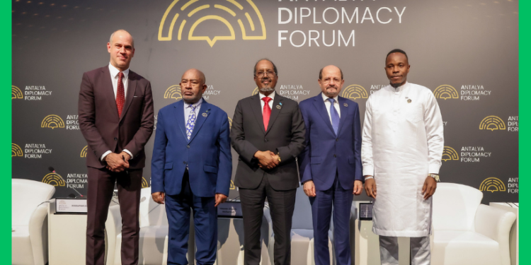 Xasan Sheekh oo ka qeyb galay Madasha Diblumaasiyadda Antaaliya+sawiro