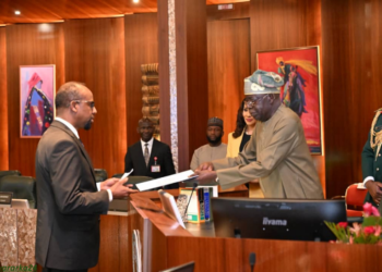 Safiirka Soomaaliya ee Nigeria oo waraaqaha aqoonsiga si rasmi ah u gudbiyay