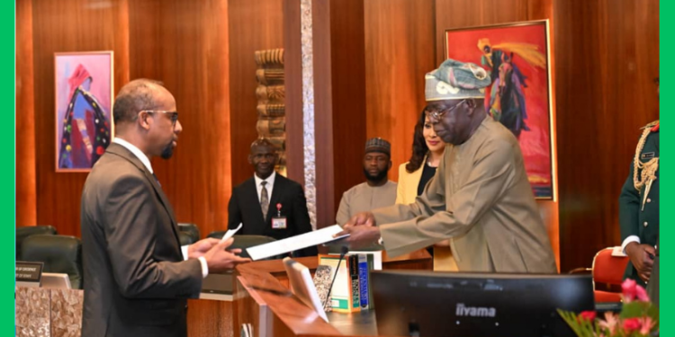 Safiirka Soomaaliya ee Nigeria oo waraaqaha aqoonsiga si rasmi ah u gudbiyay