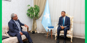 Xamza oo la kulmay safiirka Kenya ee Soomaaliya