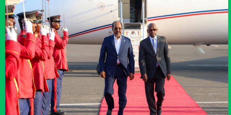 Xasan Sheekh oo gaaray Jabuuti si uu uga qeyb galo caleemo-saarka Ismail Omar Geelle
