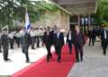 Safiirka cusub ee Somaliland oo warqadaha aqoonsiga u gudbiyay madaxweynaha Israel+sawiro