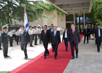 Safiirka cusub ee Somaliland oo warqadaha aqoonsiga u gudbiyay madaxweynaha Israel+sawiro