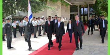 Safiirka cusub ee Somaliland oo warqadaha aqoonsiga u gudbiyay madaxweynaha Israel+sawiro