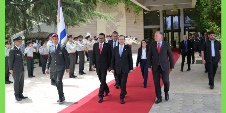 Safiirka cusub ee Somaliland oo warqadaha aqoonsiga u gudbiyay madaxweynaha Israel+sawiro