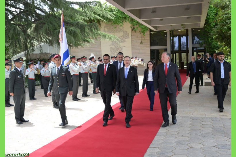 Safiirka cusub ee Somaliland oo warqadaha aqoonsiga u gudbiyay madaxweynaha Israel+sawiro
