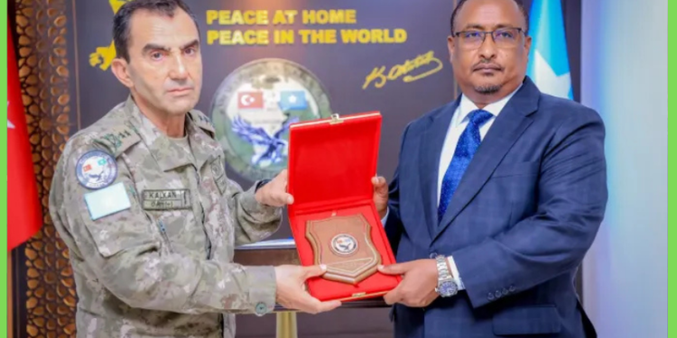 Duqa Magaalada Muqdisho Xasan Muungaab oo booqday xerada TurkSom+sawiro