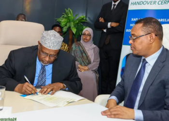 Aadan Madoobe oo si rasmi ah ula wareegay hoggaanka Koonfur Galbeed