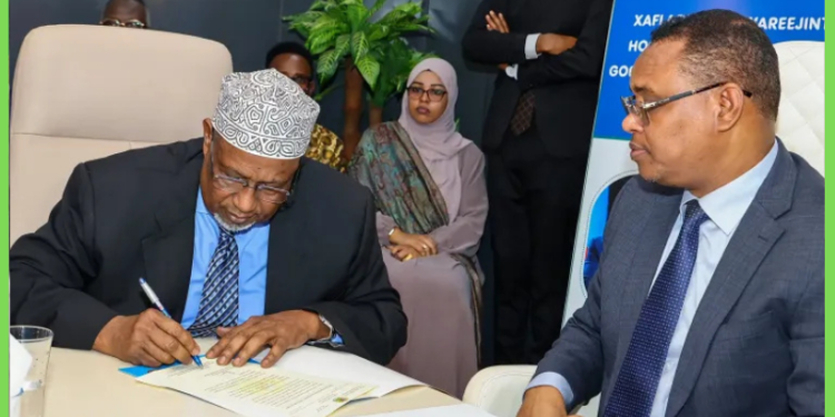 Aadan Madoobe oo si rasmi ah ula wareegay hoggaanka Koonfur Galbeed