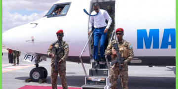 Daawo: Ra’iisul Wasaare Xamza oo gaaray Dhuusamareeb si uu u dhammaystiro wada-hadallada Galmudug