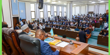 Xildhibaanno ka soo jeeda Puntland oo dalbaday in Xasan Sheekh xilka wareejiyo
