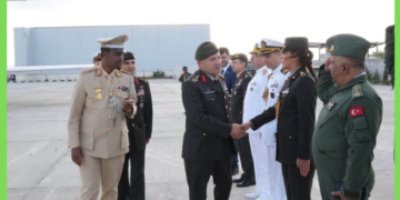 Daawo: Taliyaha Ciidanka Dhulka ee Turkiga oo booqasho rasmi ah ku yimid Muqdisho