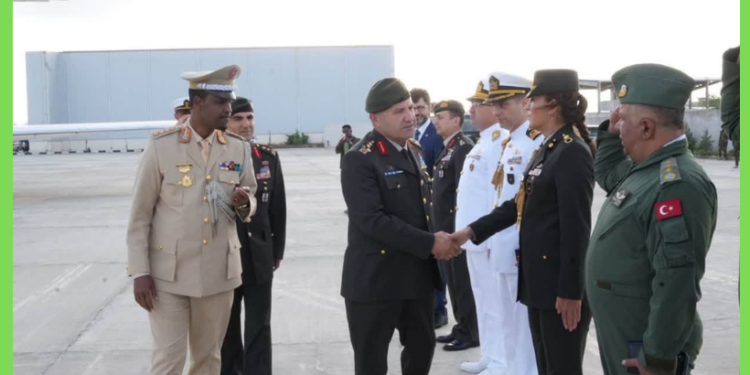 Daawo: Taliyaha Ciidanka Dhulka ee Turkiga oo booqasho rasmi ah ku yimid Muqdisho