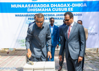 Ra’iisul Wasaare Xamza oo dhagax dhigay xarunta cusub ee Wasaaradda Ganacsiga iyo Warshadaha