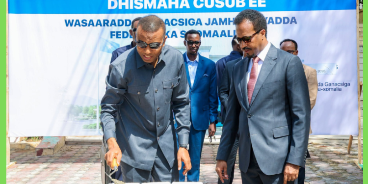 Ra’iisul Wasaare Xamza oo dhagax dhigay xarunta cusub ee Wasaaradda Ganacsiga iyo Warshadaha