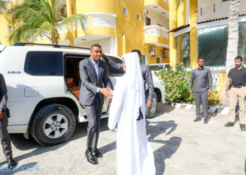 Ra’iisul Wasaare Xamza oo tacsi ugu tegay safaaradda Qatar ee Muqdisho