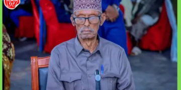 Muungaab oo laba boos iyo guri ku wareejiyey  Abwaan Mustafe + sawiro