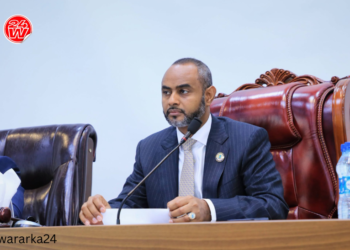 “Saaka gabar baa halkan ambalaas looga qaaday, xildhibaan ah, nina gurigiisa ayuu jiifaa” Guddoomiyaha Golaha Shacabka Soomaaliya